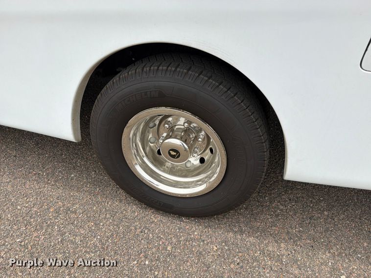 image for item ED0183 2017 Ford E450 Super Duty shuttle bus