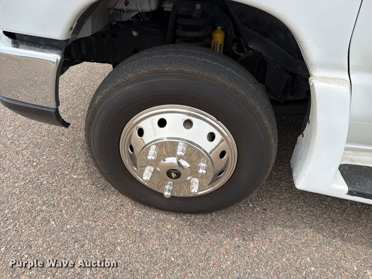 image for item ED0183 2017 Ford E450 Super Duty shuttle bus