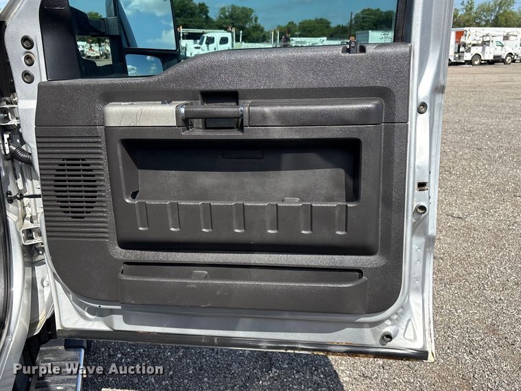 image for item EG9203 2014 Ford F350 Super Duty Crew Cab pickup truck