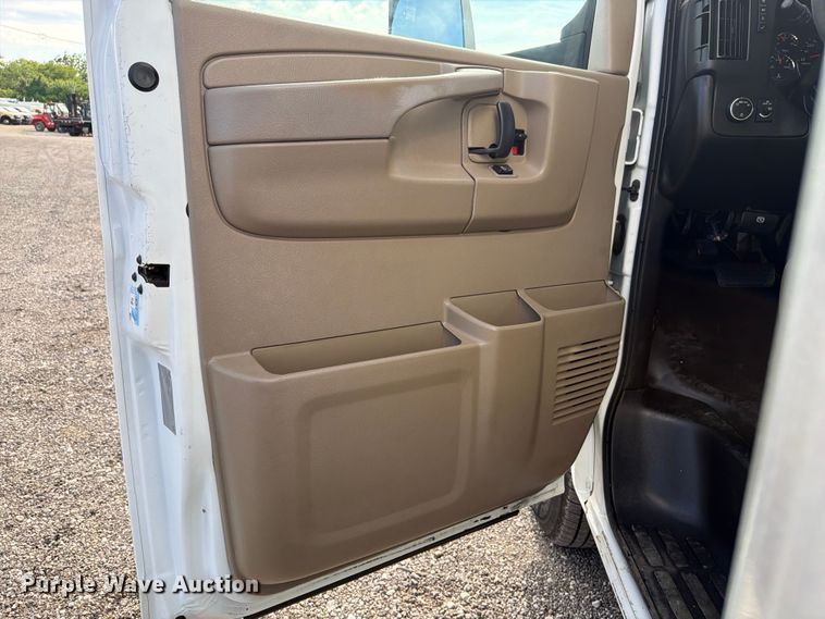 image for item EG9260 2015 Chevrolet Express 4500 refrigerated delivery truck