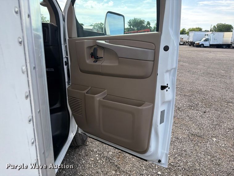image for item EG9260 2015 Chevrolet Express 4500 refrigerated delivery truck