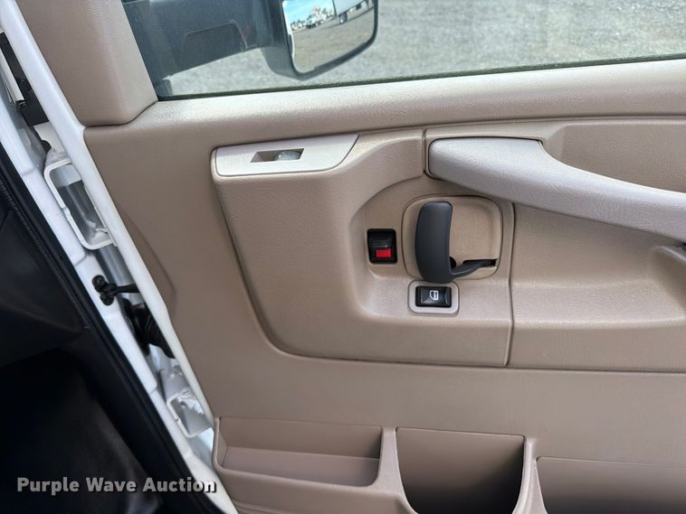 image for item EG9260 2015 Chevrolet Express 4500 refrigerated delivery truck