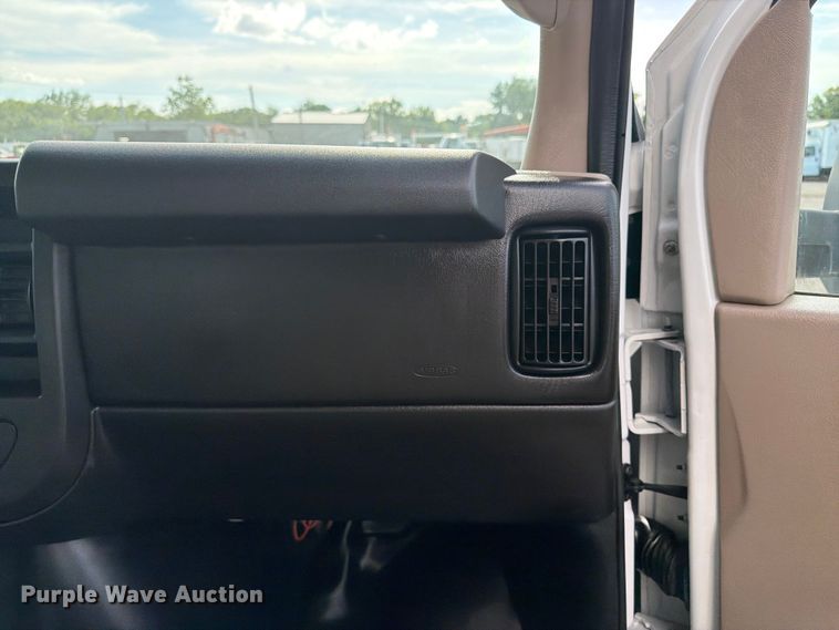 image for item EG9260 2015 Chevrolet Express 4500 refrigerated delivery truck
