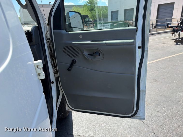 image for item EL2643 2004 Ford E250 van