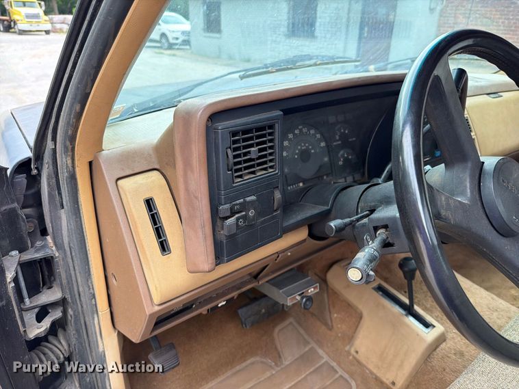 image for item EO8721 1988 Chevrolet K1500 pickup truck