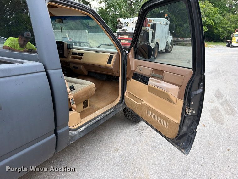 image for item EO8721 1988 Chevrolet K1500 pickup truck