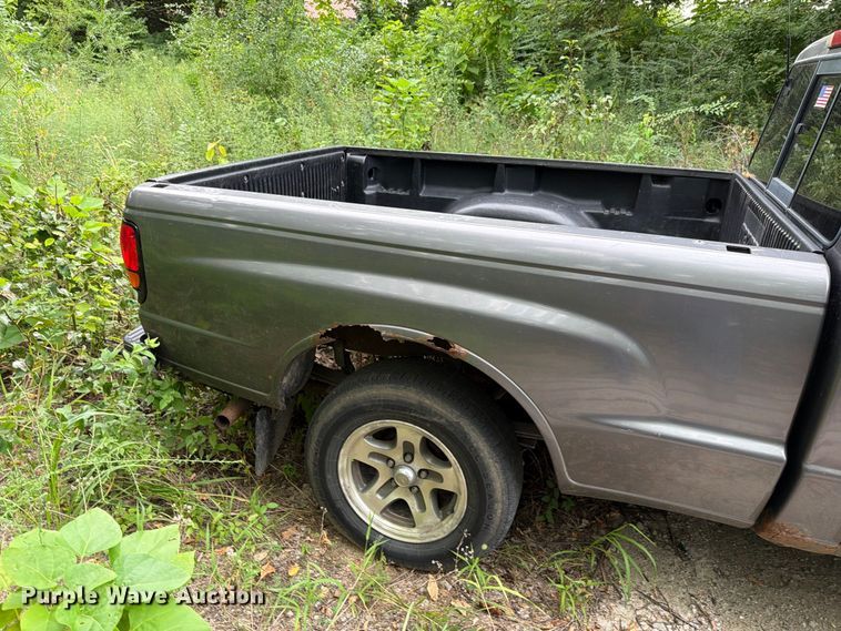 image for item EO8723 2000 Mazda B2500 pickup truck