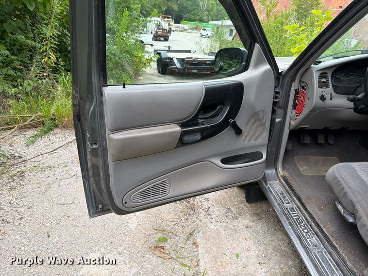 image for item EO8723 2000 Mazda B2500 pickup truck