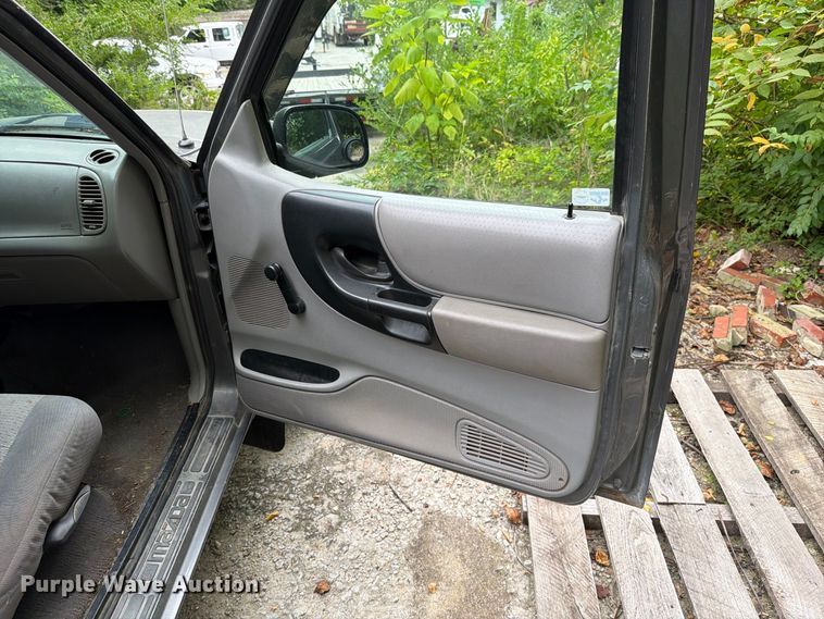 image for item EO8723 2000 Mazda B2500 pickup truck