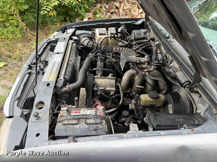 image for item EO8723 2000 Mazda B2500 pickup truck