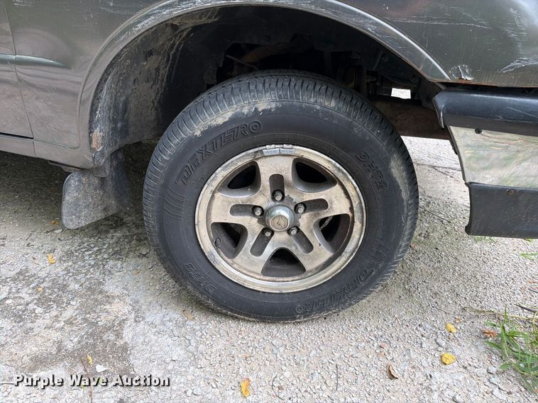 image for item EO8723 2000 Mazda B2500 pickup truck