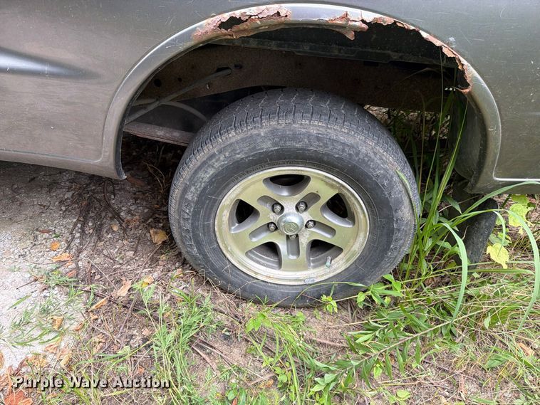 image for item EO8723 2000 Mazda B2500 pickup truck