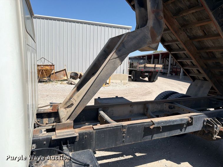 image for item EP7573 1997 International 4700 dump flatbed truck