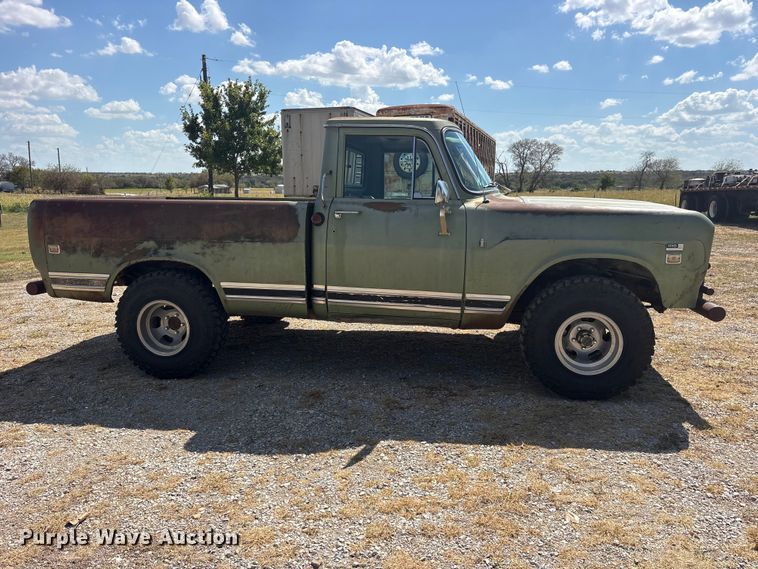 image for item ES8115 1972 International 1110 pickup truck