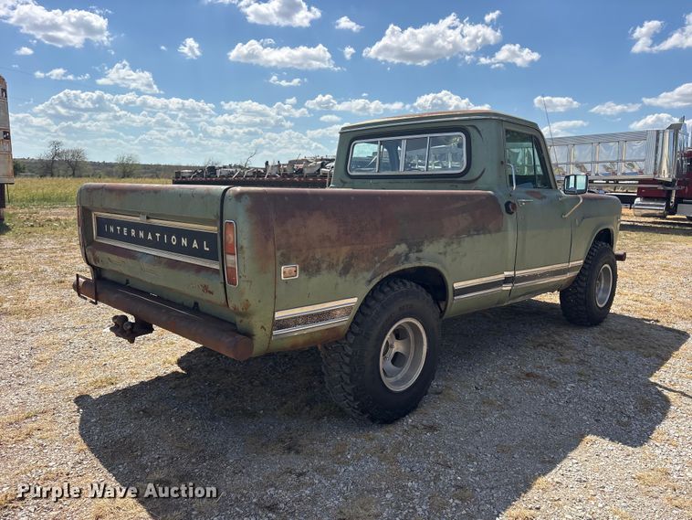 image for item ES8115 1972 International 1110 pickup truck