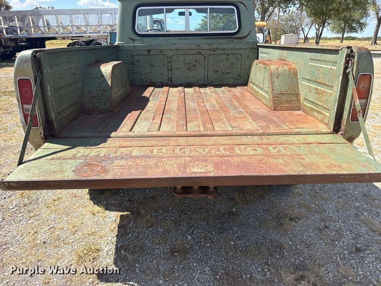 image for item ES8115 1972 International 1110 pickup truck