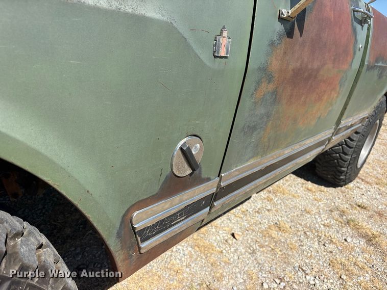 image for item ES8115 1972 International 1110 pickup truck