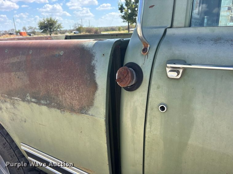 image for item ES8115 1972 International 1110 pickup truck
