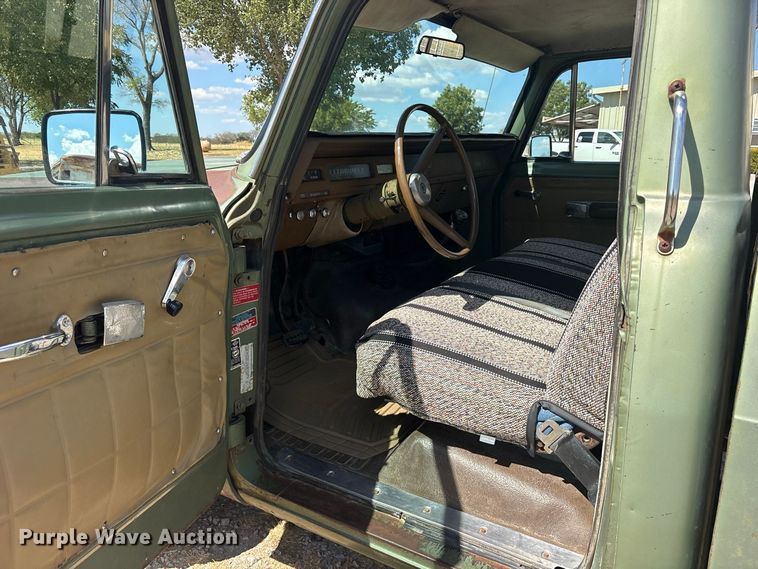 image for item ES8115 1972 International 1110 pickup truck