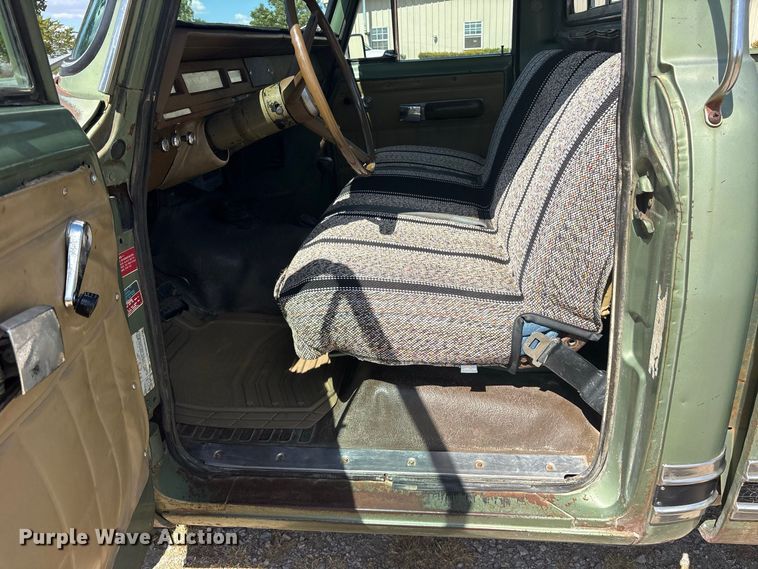 image for item ES8115 1972 International 1110 pickup truck