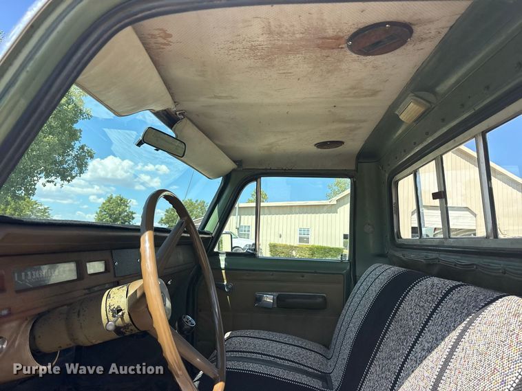 image for item ES8115 1972 International 1110 pickup truck