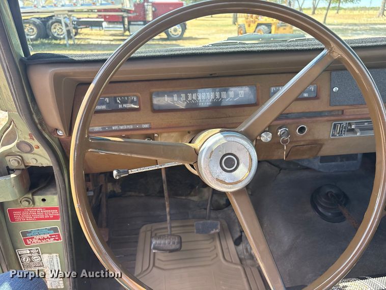 image for item ES8115 1972 International 1110 pickup truck