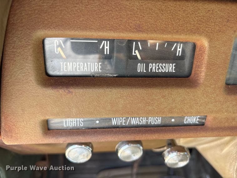 image for item ES8115 1972 International 1110 pickup truck