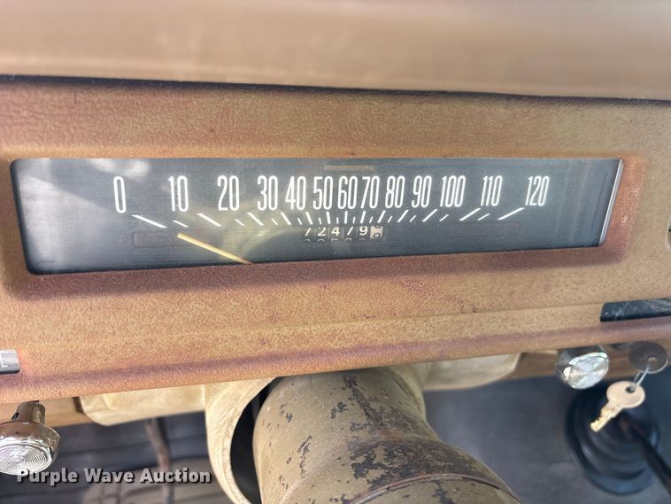 image for item ES8115 1972 International 1110 pickup truck