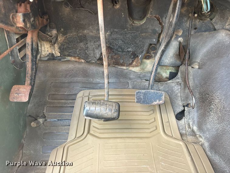 image for item ES8115 1972 International 1110 pickup truck