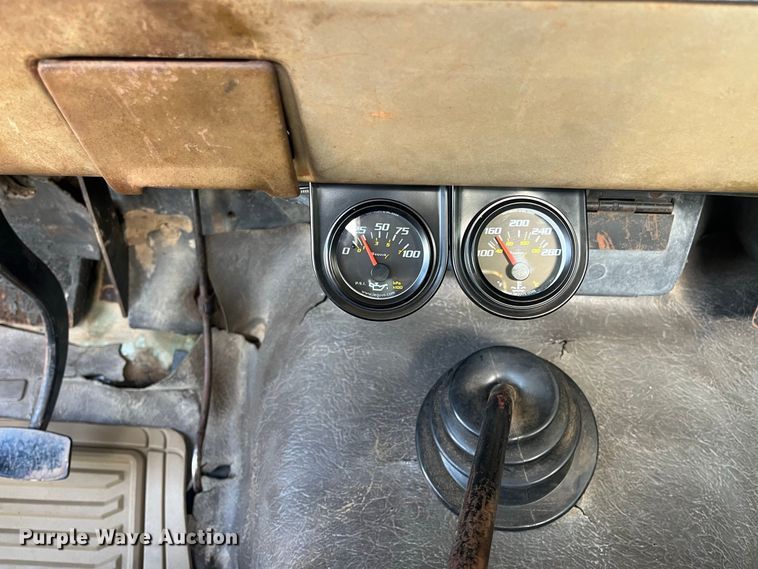 image for item ES8115 1972 International 1110 pickup truck