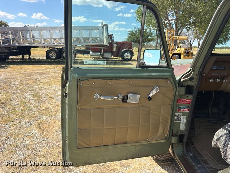 image for item ES8115 1972 International 1110 pickup truck