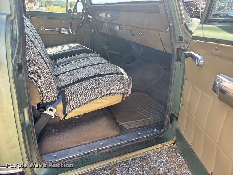 image for item ES8115 1972 International 1110 pickup truck