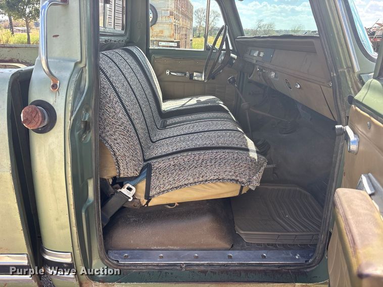 image for item ES8115 1972 International 1110 pickup truck