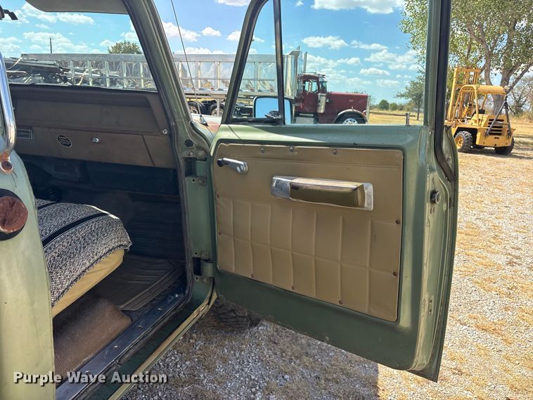image for item ES8115 1972 International 1110 pickup truck