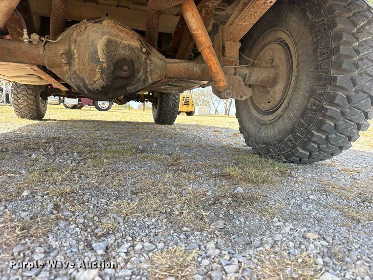 image for item ES8115 1972 International 1110 pickup truck
