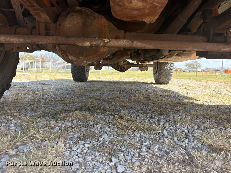 image for item ES8115 1972 International 1110 pickup truck