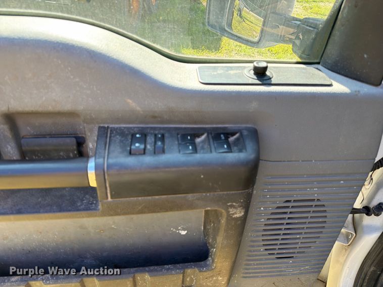 image for item EU0893 2012 Ford F350 Super Duty Crew Cab pickup truck
