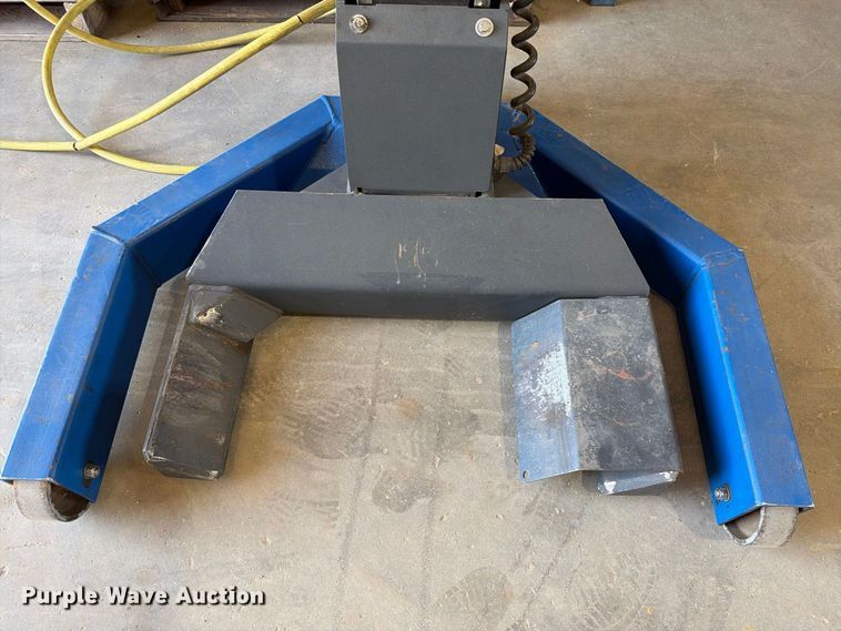 image for item EU5896 2007 Maha MCL 16 four post lift