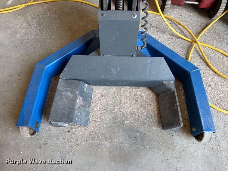 image for item EU5896 2007 Maha MCL 16 four post lift