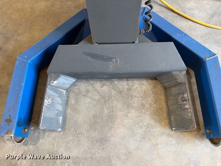 image for item EU5896 2007 Maha MCL 16 four post lift
