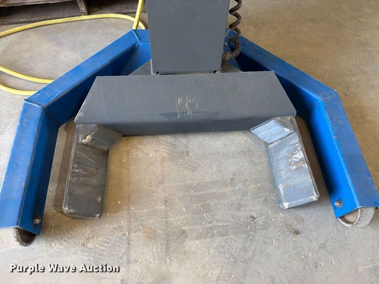 image for item EU5896 2007 Maha MCL 16 four post lift