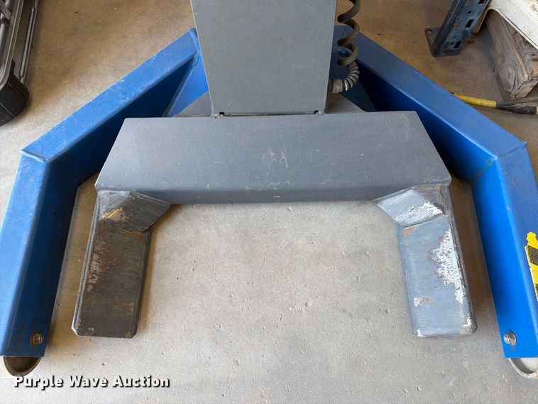 image for item EU5896 2007 Maha MCL 16 four post lift