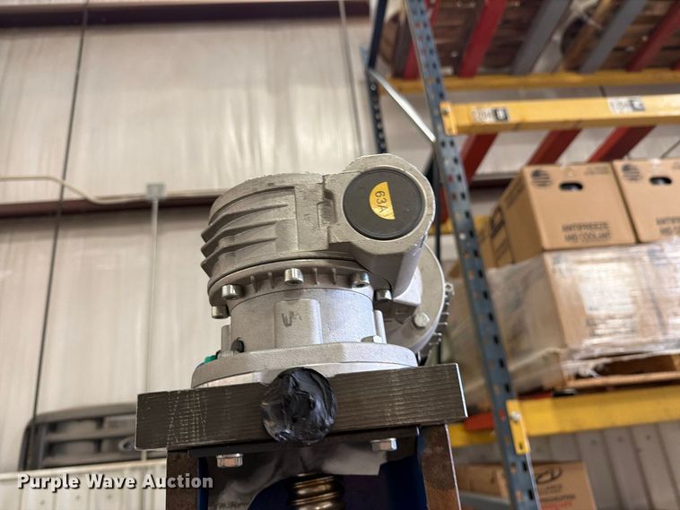 image for item EU5896 2007 Maha MCL 16 four post lift