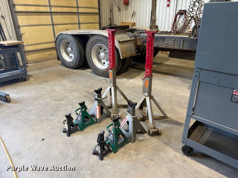 (8) Jack stands