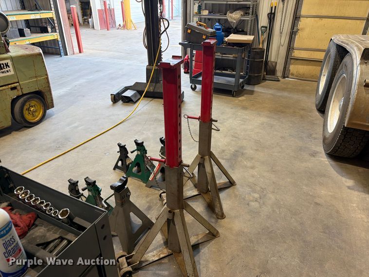 image for item EU5899 (8) Jack stands