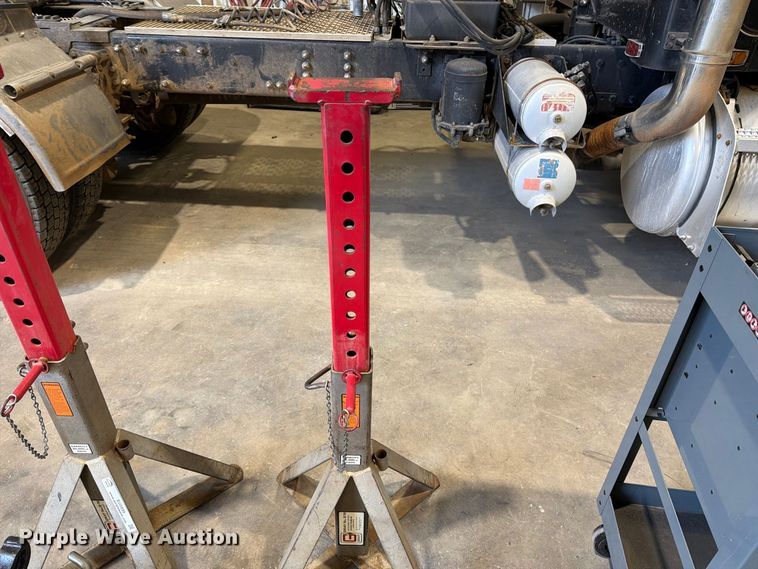 image for item EU5899 (8) Jack stands