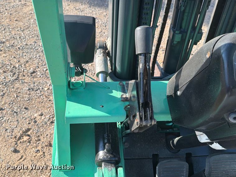 image for item EU5900 1999 Mitsubishi FG25 forklift