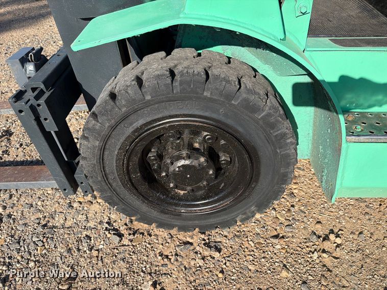 image for item EU5900 1999 Mitsubishi FG25 forklift