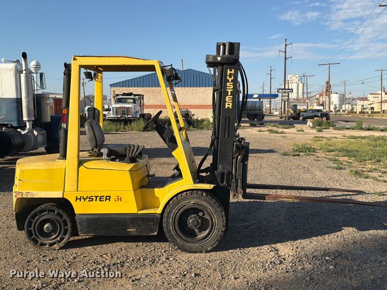 image for item EU5902 2001 Hyster H60XM forklift