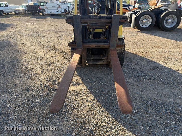 image for item EU5902 2001 Hyster H60XM forklift